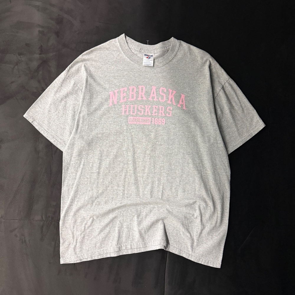 Y2K Mens Jerzees Nebraska Huskers Pink Graphic T-Shirt Heather Grey Large